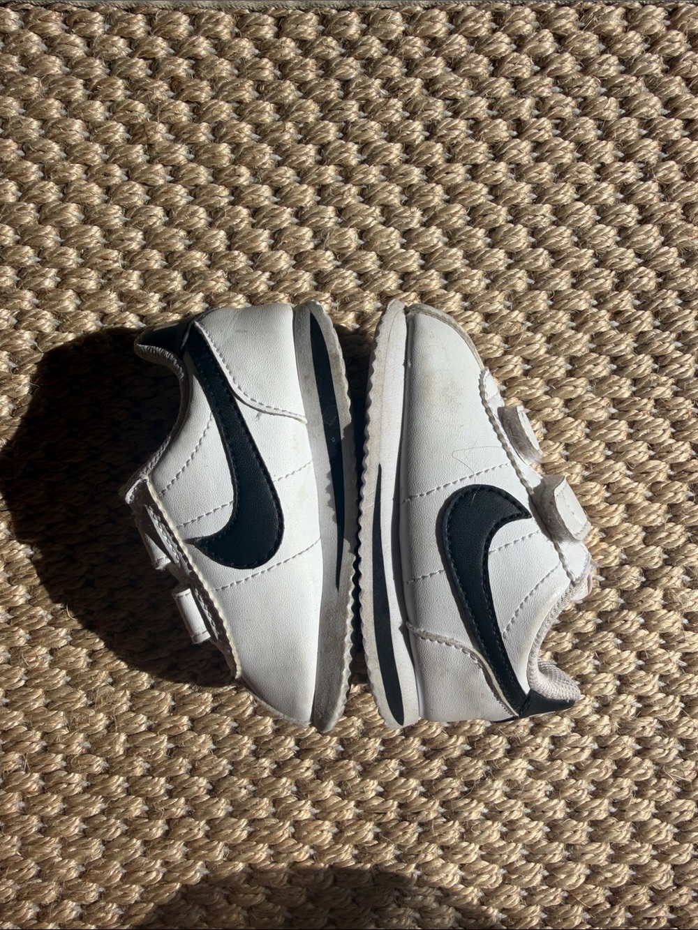 Nike Kids White and Black Sneaker with Hook-and-Loop Strap size 5c